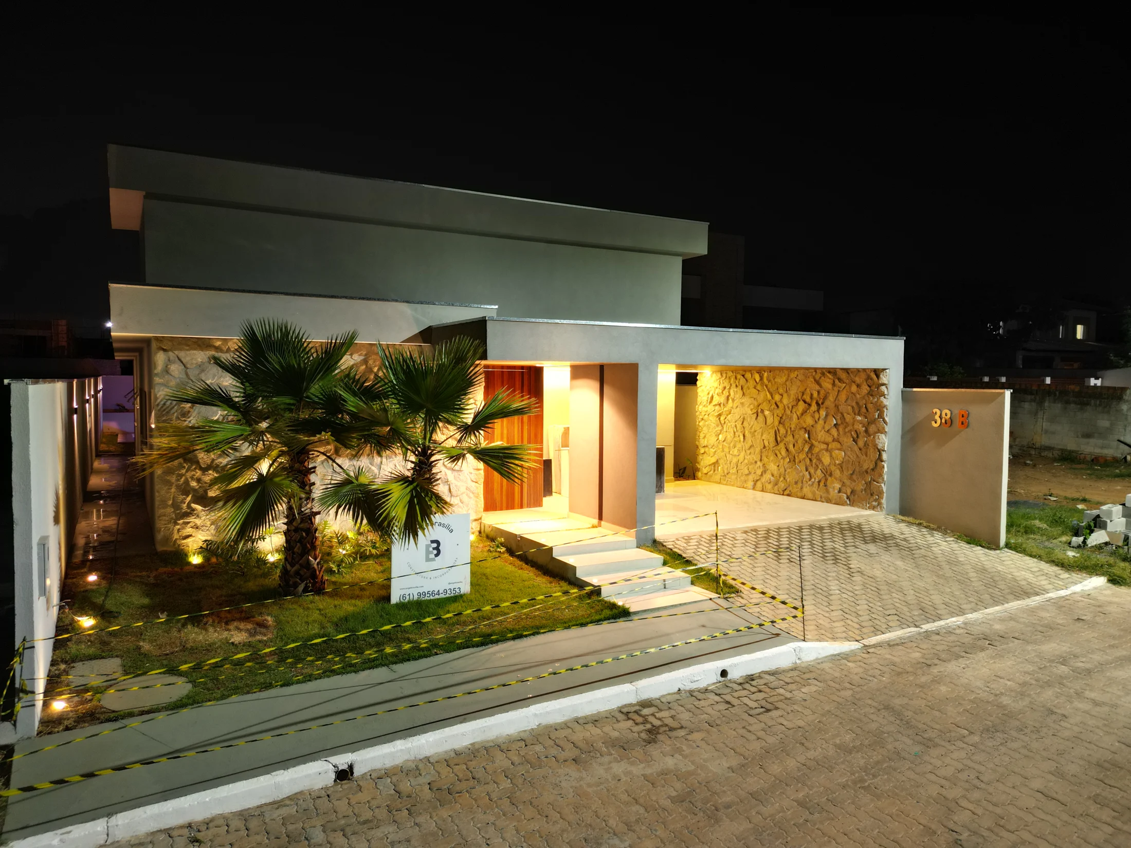 Fachada contemporânea de residência em Brasília, EngeBrasília